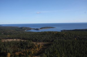 Utsikten från toppen av Hemsö hatt är fantastisk - inte minst en vindstilla dag med sol från klarblåhimmel! I fjärran Kläffsön med Arte 719 bunker för 15,2/51 batteriet.