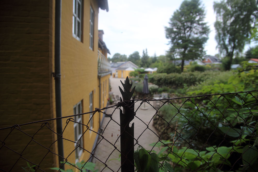 The outer fence is still intact in some parts, here very close to the newer houses.