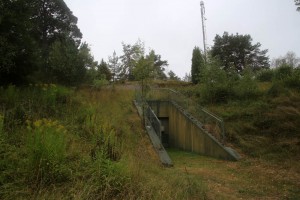 Huvudingången från 1987 fotad 2014.