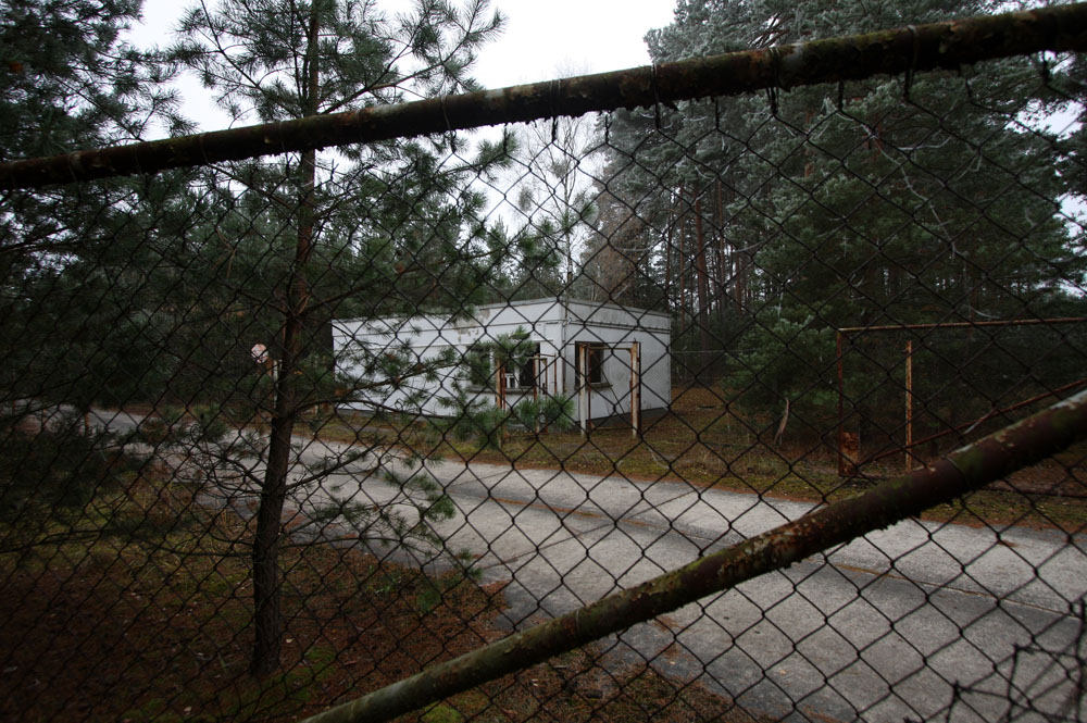 At the entrance to the secret site there was a high voltage fence and a guard house. Outside were baracks and houses for the personell outside the bunker complex.